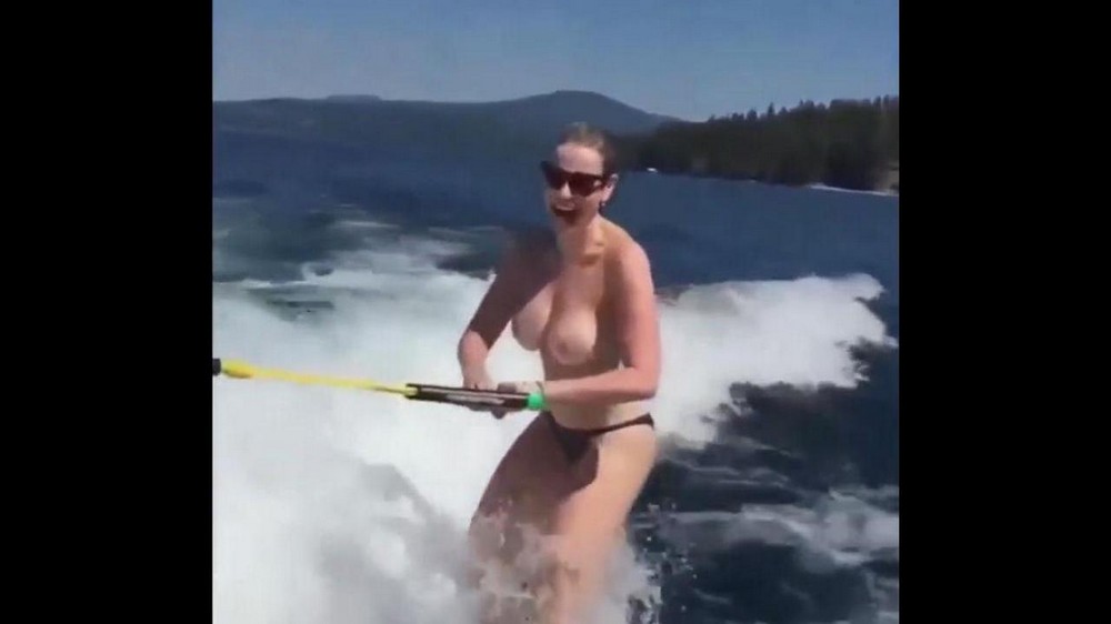 голые девушки катаются на лыжах