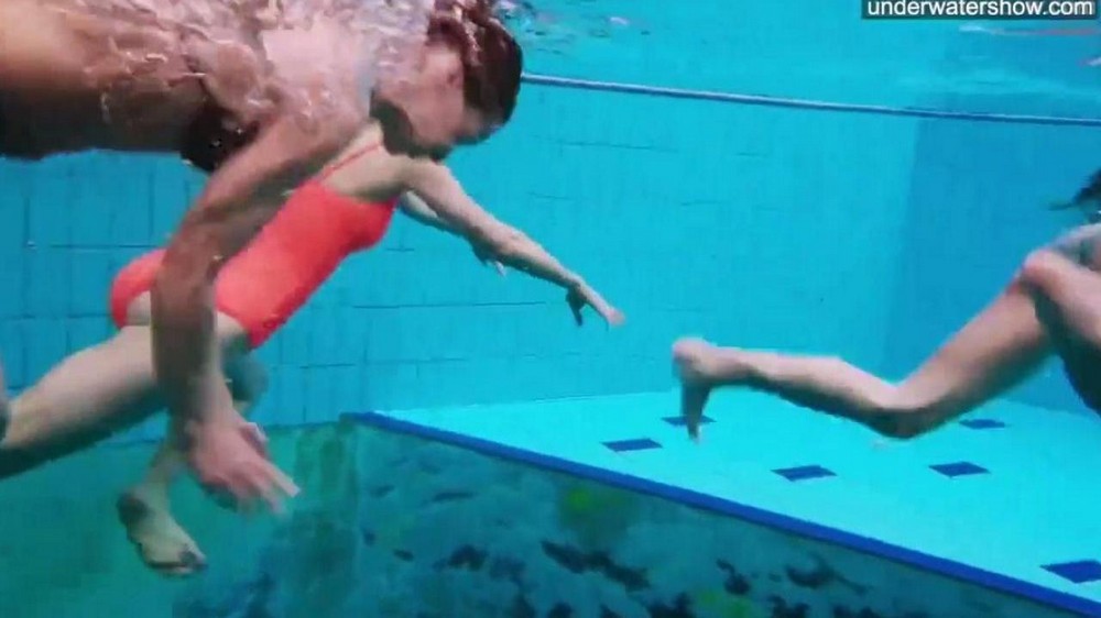голые в бассейне скрытая камера